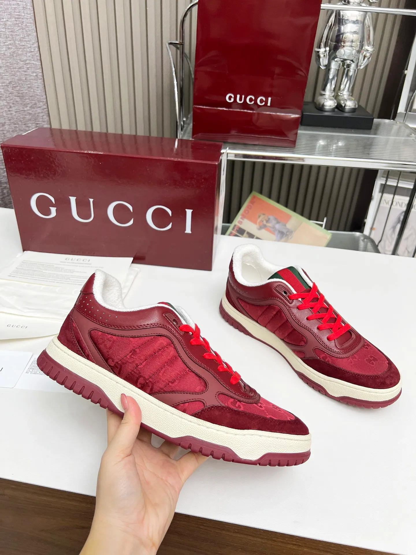 [G Home] P: 600💰 Couple size: Female 35-40. Male 39-44 (45 custom-made) 🆕2025.GUCC Gucci original order quality The latest popular high and low top aged couple sneakers series shipped original purchase development and production, this high and low top sneakers adopt a basketball-style silhouette design, cleverly integrated with hollow panels and distressed effects, showing unique ingenuity. The ingenuity incorporates brand logo details such as interlocking Double G styling accessories and Gucci lettering, a low-key tribute to the brand's design heritage. Exquisite packaging at the delivery counter 🛍📦 ▪️ Fabric: Original customized imported first-layer cowhide ▪️ Inner lining: Imported first-layer cowhide ▪️ Sole: Original molded two-color TPU sole ▪️ Sole thickness: 3cm